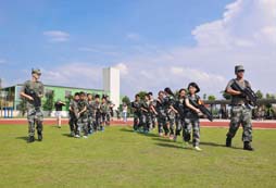 在軍事訓(xùn)練營中讓小學(xué)生做最真實(shí)的自己