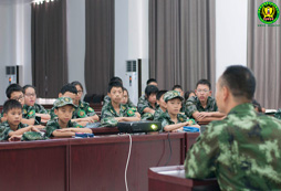 參加寒假軍事營小孩子在活動(dòng)中開放自我
