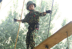 在中國少年軍旅挑戰(zhàn)自我