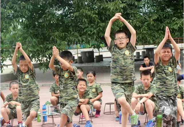 軍列中的才藝表演