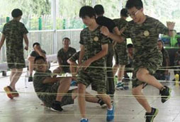 看我們少年兵們姿態(tài)萬千的玩游戲