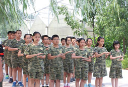 中國青少年軍事冬令營給孩子軍人般的體驗(yàn)