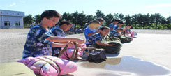 培養(yǎng)孩子吃苦參加青少年軍事冬令營