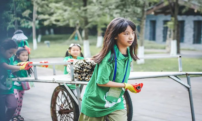 和伙伴一起拉貨車