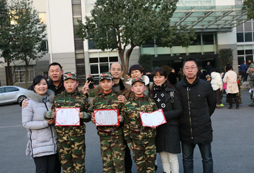 獲得榮譽(yù)后合影留念