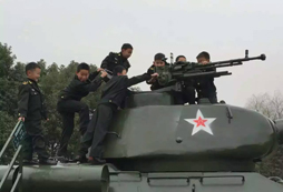 接受濃重的軍營熏染