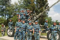 從小接受軍營式教育和生活