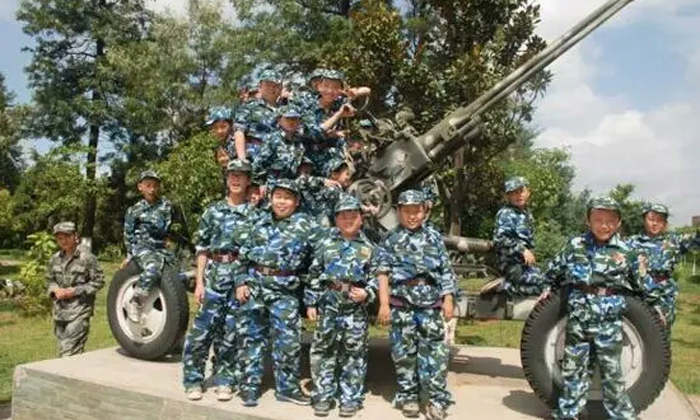 從小接受軍營(yíng)式教育和生活