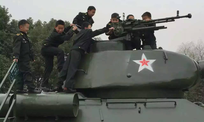 接受濃重的軍營(yíng)熏染