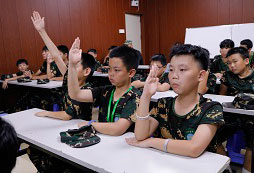 舉手想要回答問(wèn)題