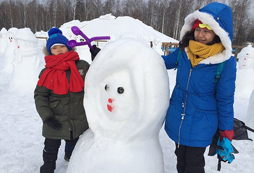 和媽媽一起堆雪人