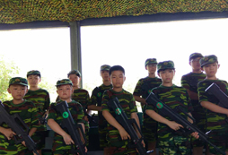 參加武漢西點(diǎn)軍事冬令營(yíng)實(shí)現(xiàn)孩子軍人夢(mèng)