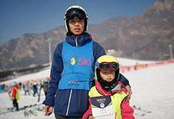 冬天與我們一起前往YuYoung青少年?duì)I地滑雪吧！