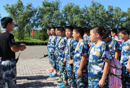 孩子參加軍事特種兵冬令營活動的變化