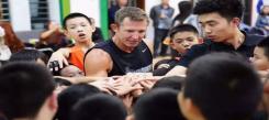 來武漢青少年籃球冬令營學(xué)習(xí)高超的籃球技巧！