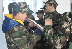 上海軍事冬令營(yíng)讓孩子試著去做家務(wù)