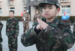 上海西點(diǎn)軍訓(xùn)幫助孩子勇于面對(duì)困難