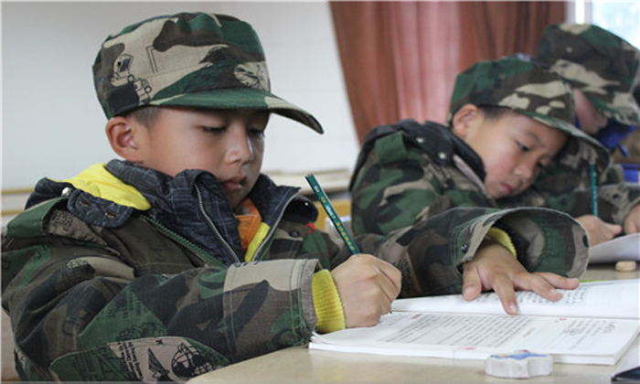 上海西點軍事冬令營讓孩子們學會了堅強