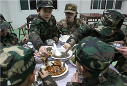 在上海西點(diǎn)軍事冬令營(yíng)的營(yíng)地餐廳里孩子們狼吞虎咽的吃著飯菜