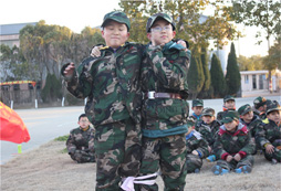孩子們?cè)谏虾Ｎ鼽c(diǎn)軍事冬令營(yíng)中成長(zhǎng)了很多