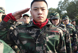 通過上海西點(diǎn)軍事啟發(fā)孩子學(xué)會(huì)吃苦