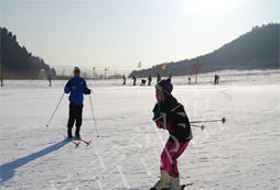 小學(xué)生戶外冬令營帶你體驗(yàn)室外滑雪冬令營