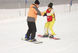 小學(xué)生適合單板滑雪戶外冬令營活動嗎？