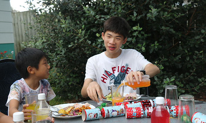 圍聚飯桌等待這美食