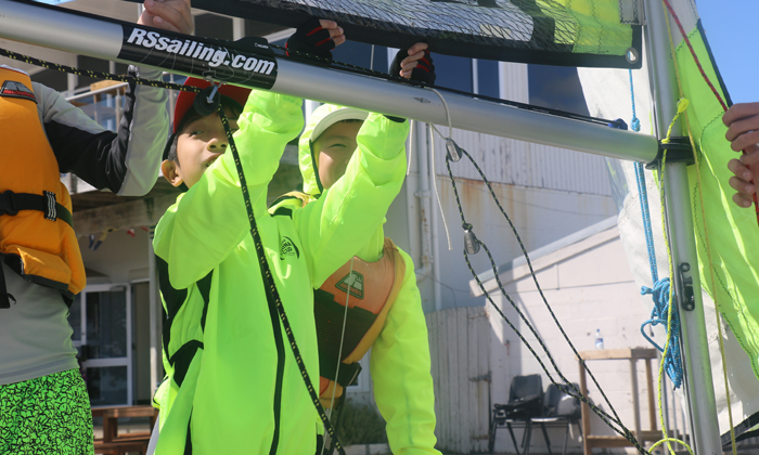 開始動手組建帆船