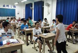 寒假冬令營(yíng)提倡孩子在游戲中學(xué)習(xí)英語(yǔ)