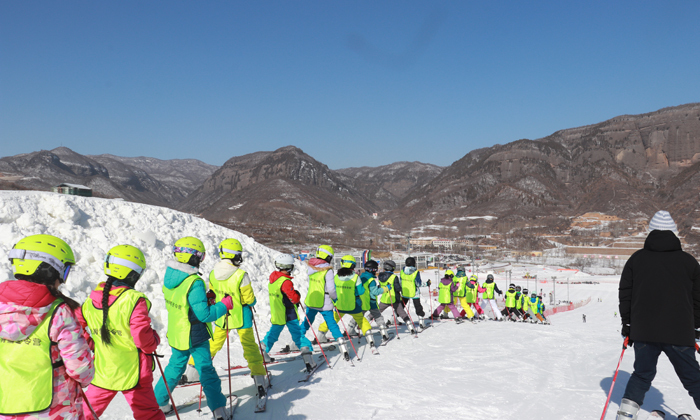 擁有國(guó)際國(guó)內(nèi)滑雪登山冠軍教練，全明星教練實(shí)力陣容