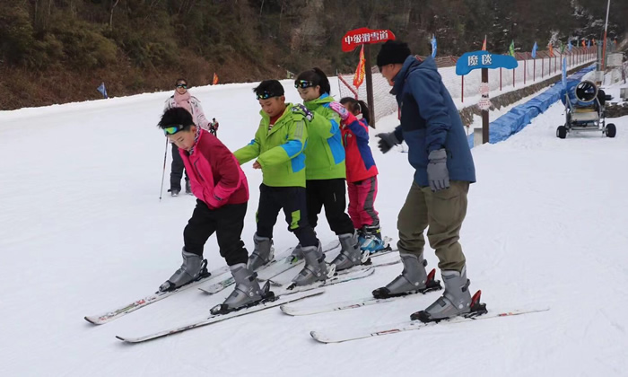 快去神農(nóng)架滑雪，體驗(yàn)從滑雪道上疾馳而下的快感！