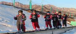 參加青少年戶外冬令營讓孩子在雪地里撒歡