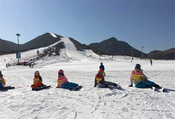 跟青少年冬令營(yíng)一起去漁國(guó)際滑雪場(chǎng)滑雪
