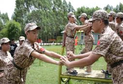 中學(xué)生拒絕參加軍事冬令營怎么辦？